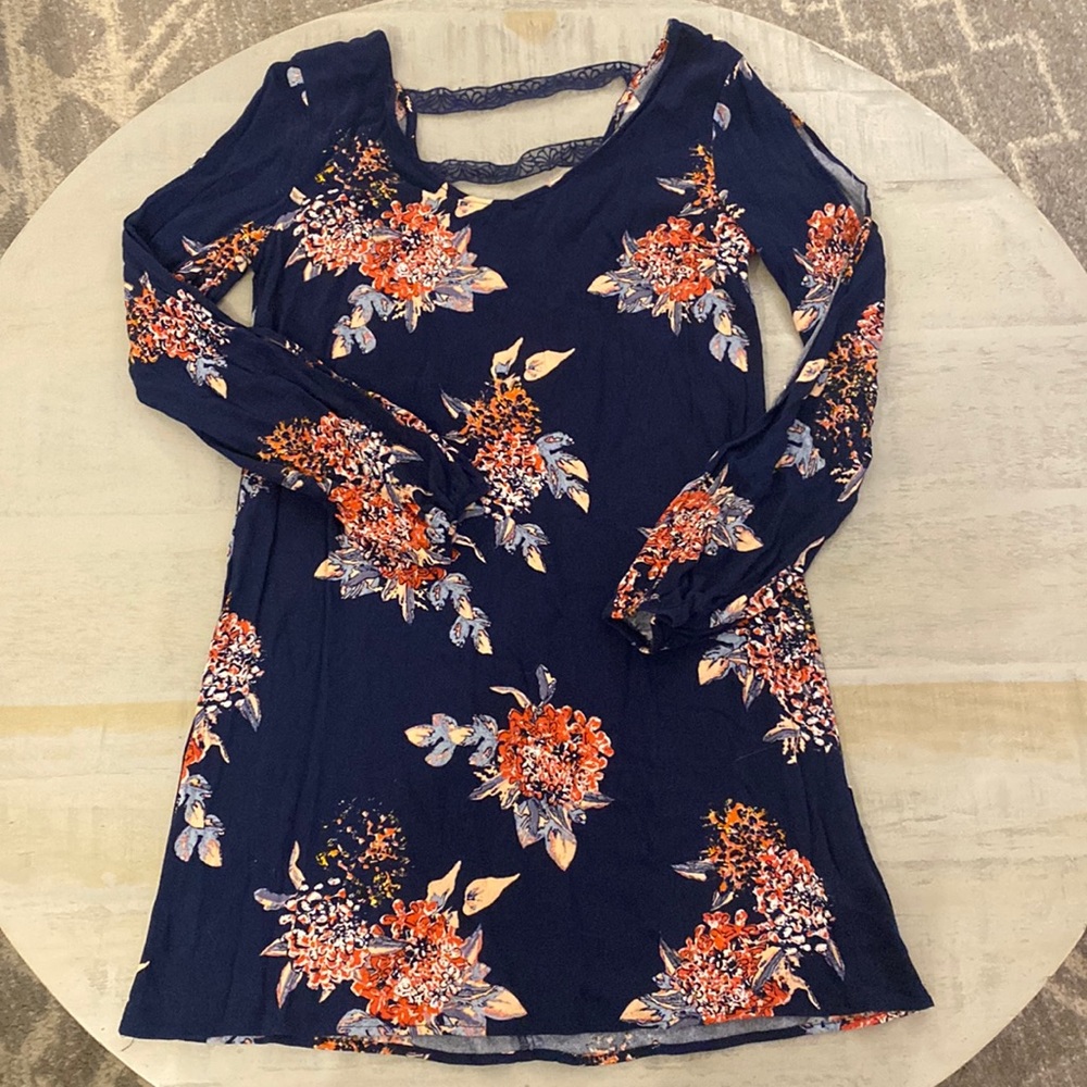 Women’s dress with open sleeves